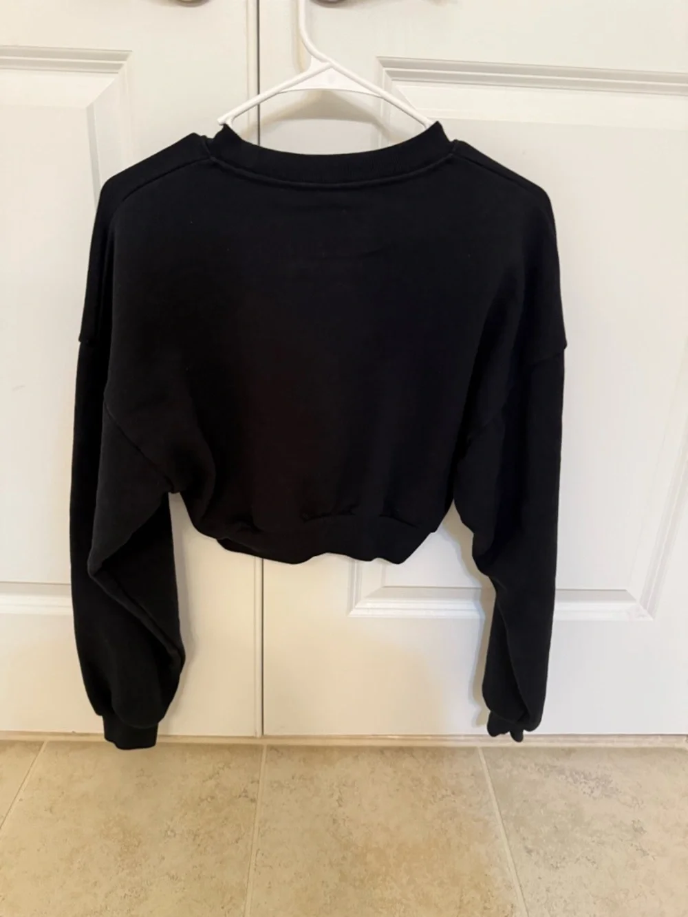 ALO Yoga Black Cropped Crew Sweatshirt - Picture 2 of 3